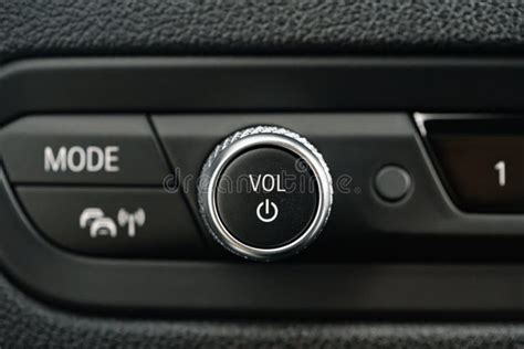 Pulsanti del pannello di controllo di un'autoradio