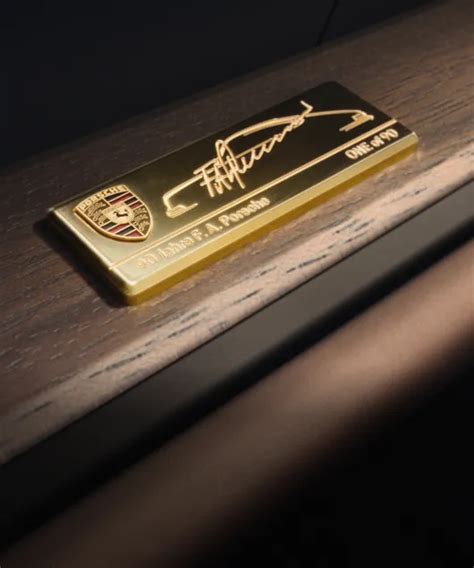 Dettaglio del badge '90 F. A. Porsche'