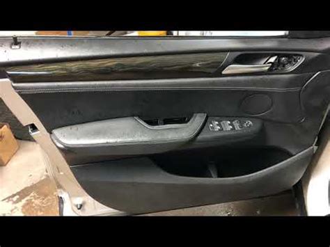 Dettaglio della parte interna della portiera di una BMW E90 con il pannello rimosso