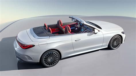 Auto cabriolet con tetto aperto