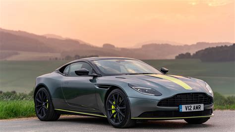 Aston Martin DB11 vista frontale