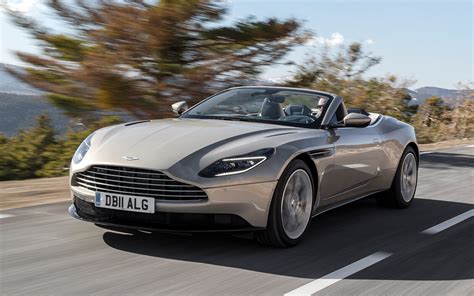 Aston Martin DB11 Volante con capote abbassata