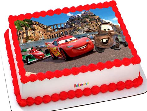 Bambino felice davanti alla torta di compleanno con cialda Cars