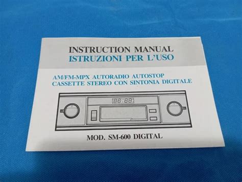 Manuale d'uso dell'auto con evidenza del codice autoradio