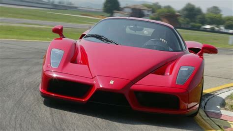 Supercar con motore anteriore in corsa