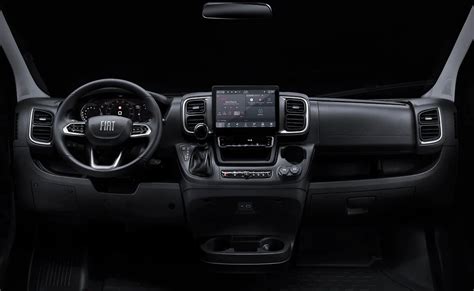 Cruscotto del Fiat Ducato con display digitale e sistemi ADAS attivi