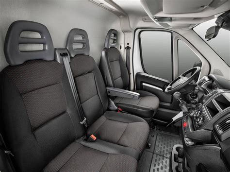 Interni della cabina del Fiat Ducato con sedile Eat and Work e ricarica wireless
