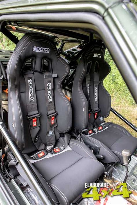 Sedili sportivi montati all'interno di un abitacolo da rally Subaru