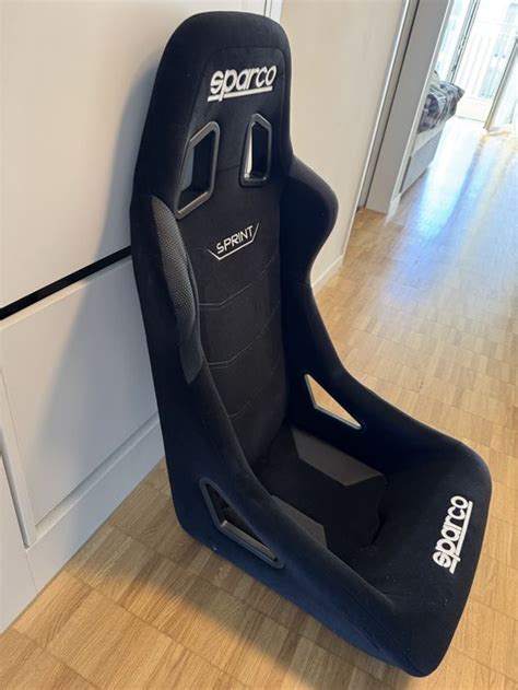 Confronto tra un sedile da corsa con omologazione FIA e un sedile sportivo stradale