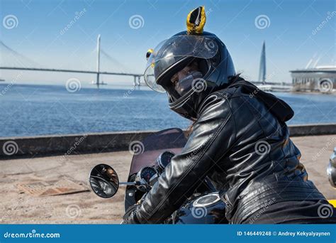 Motociclista che guarda nello specchietto