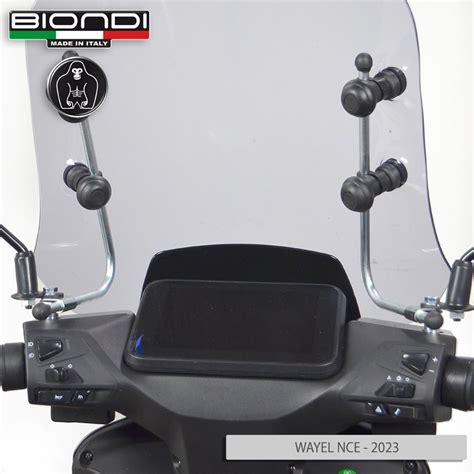Componenti kit attacchi parabrezza scooter