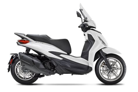 Piaggio Beverly 400 su cavalletto con ruota anteriore sollevata