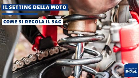 Dettaglio dell'ammortizzatore posteriore di uno scooter con indicazione delle tacche di regolazione