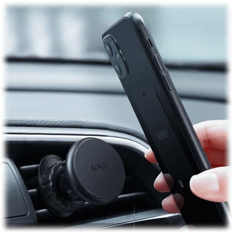 Aukey magnetic car mount for Toyota Auris in use