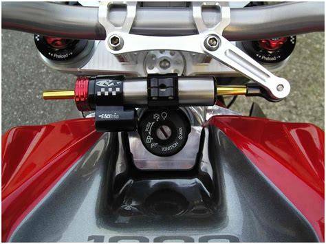 Ammortizzatore di sterzo installato su motocicletta