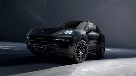 Porsche Cayenne Coupé Black Edition su strada
