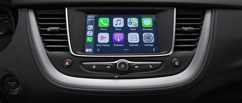 Smartphone collegato a un'autoradio Opel IntelliLink