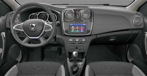 Interno bagagliaio Dacia Sandero con luce accesa
