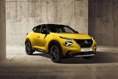 Veduta d'insieme di una Nissan Juke in ambiente urbano con focus sulla carrozzeria