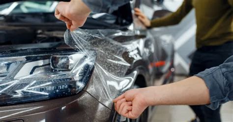 Dettaglio grafico dell'applicazione di una pellicola PPF su un pannello porta di Nissan Juke