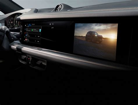Dettaglio degli interni digitali e dell'infotainment di una Porsche Cayenne