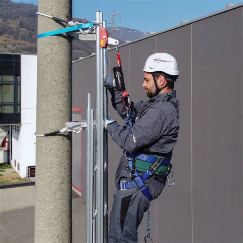 Traliccio con operatore che utilizza dispositivi anticaduta