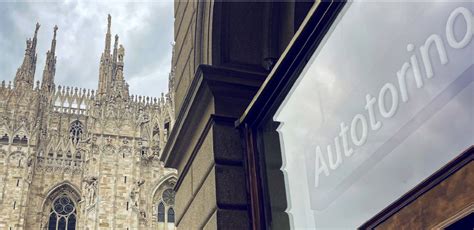 Manuel Levato con una MINI in uno showroom Autotorino