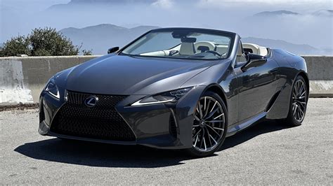 Lexus LC 500 Convertible con capote abbassata e alzata