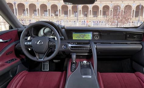 Interni della Lexus LC 500 Convertible con sedili in pelle e cruscotto moderno