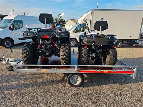 Quad con rimorchio in azione