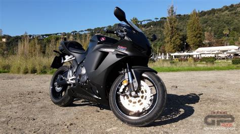 Motociclista che guida una CBR 600 RR su strada