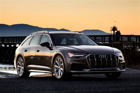 Audi A6 Allroad in un ambiente naturale con elementi off-road