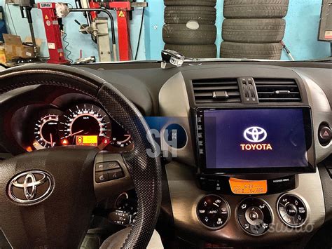 Toyota RAV4 2006 interno con navigatore