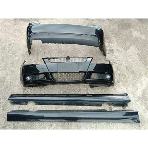 BMW E90 con paraurti M Sport grigio scuro