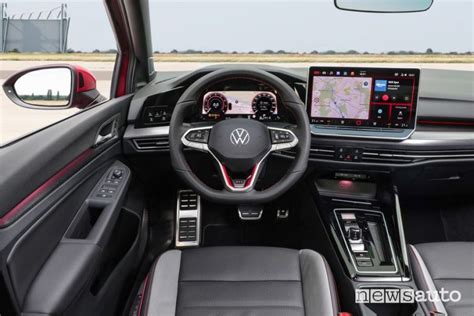 Interni della Volkswagen Golf GTI con plancia digitale