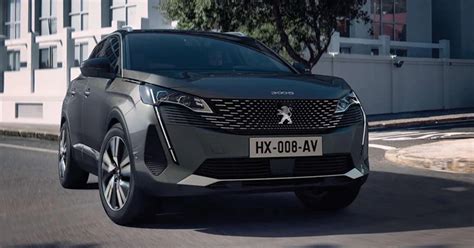 Peugeot 3008 design esterno con calandra senza cornice e fari a LED