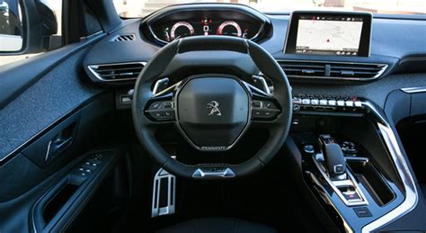 Interni Peugeot 3008 con i-Cockpit e strumentazione digitale