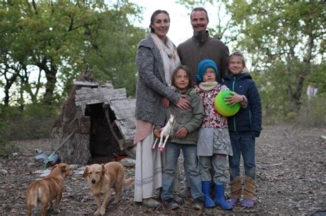 Famiglia che riceve un'auto nuova a domicilio