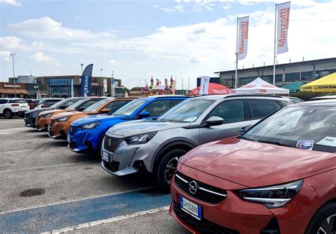 Una panoramica di diverse automobili usate in esposizione presso una concessionaria