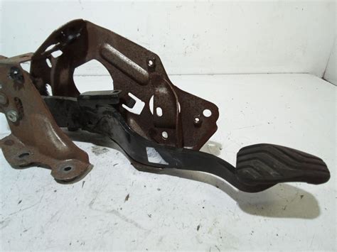 Interni Nissan Qashqai con focus sul pedale del freno