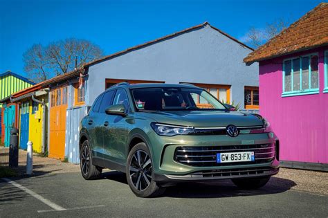 Volkswagen Tiguan in un paesaggio urbano