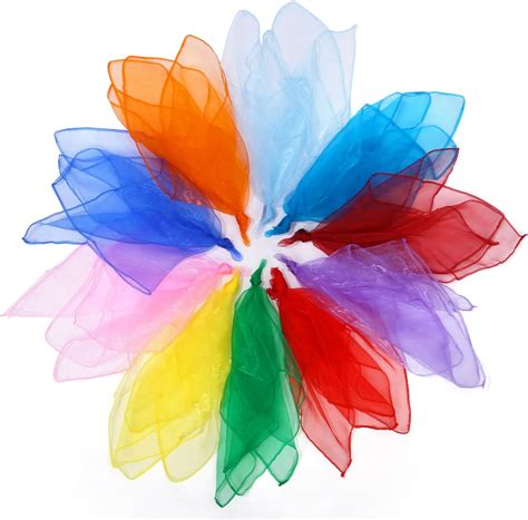Bambini che danzano con foulard colorati