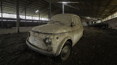 Auto d'epoca abbandonate in un deposito