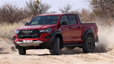 Toyota Hilux rialzata in fuoristrada