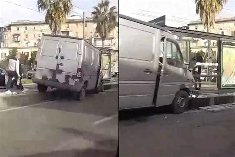 furgone che effettua una curva stretta in un vicolo cittadino