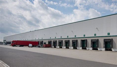 aree di carico e scarico di un magazzino industriale