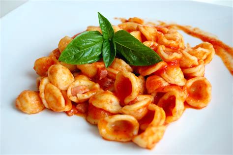 Orecchiette al sugo di pomodoro pugliese