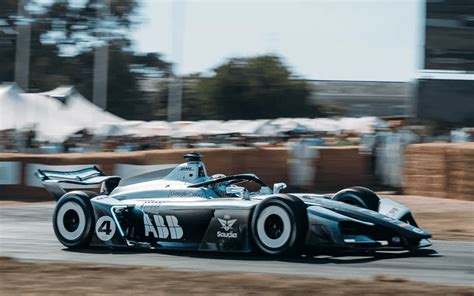 Monoposto di Formula 1 in fase di test su circuito
