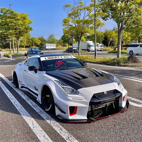 Nissan Altima con kit carrozzeria GT-R
