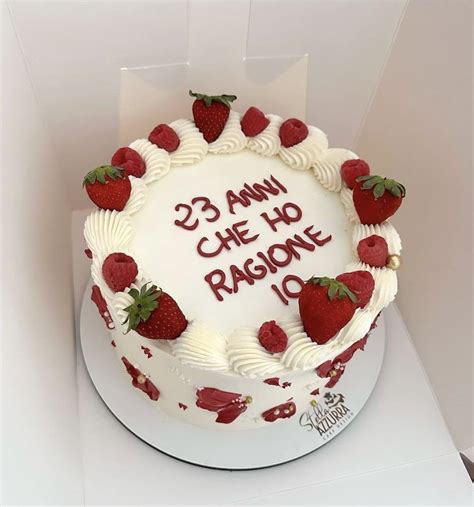 Matteo Manassero che festeggia il compleanno con una torta e colleghi golfisti